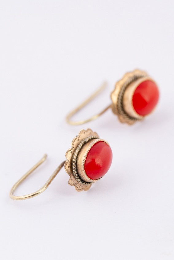 Gouden oorknoppen met bloedkoraal