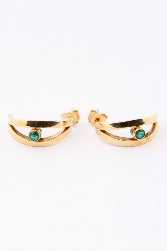 Gouden oorstekers met smaragd