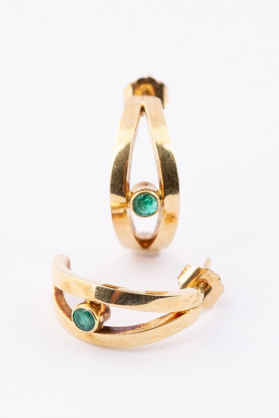 Gouden oorstekers met smaragd