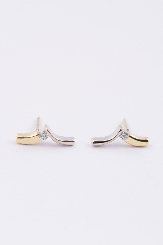 Wit/geel gouden oorknoppen met in elk een briljant