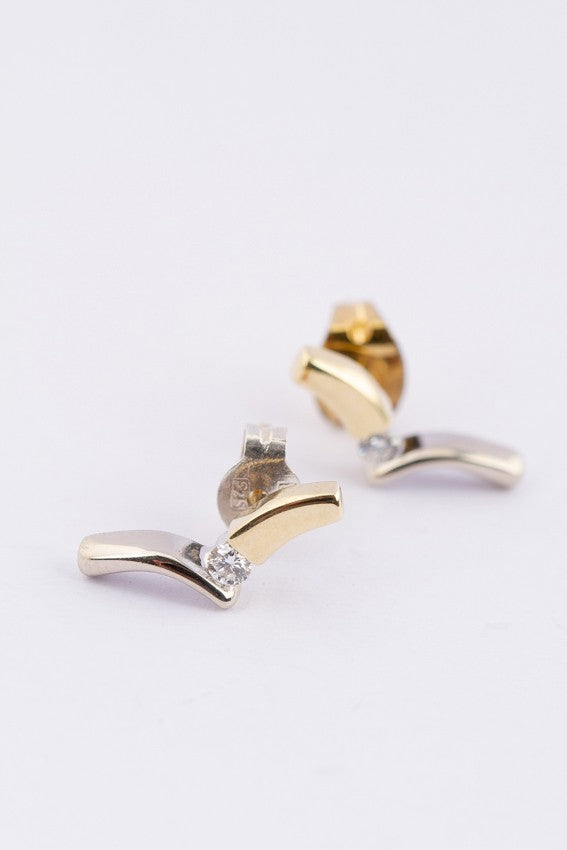 Wit/geel gouden oorknoppen met in elk een briljant