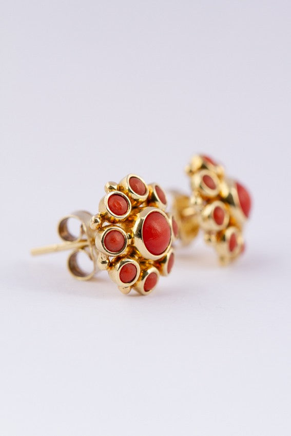 14 krt gouden oorknoppen met bloedkoralen