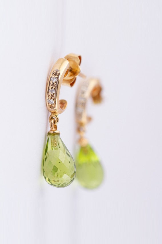 Gouden oorhangers met briolet geslepen peridoot en briljanten