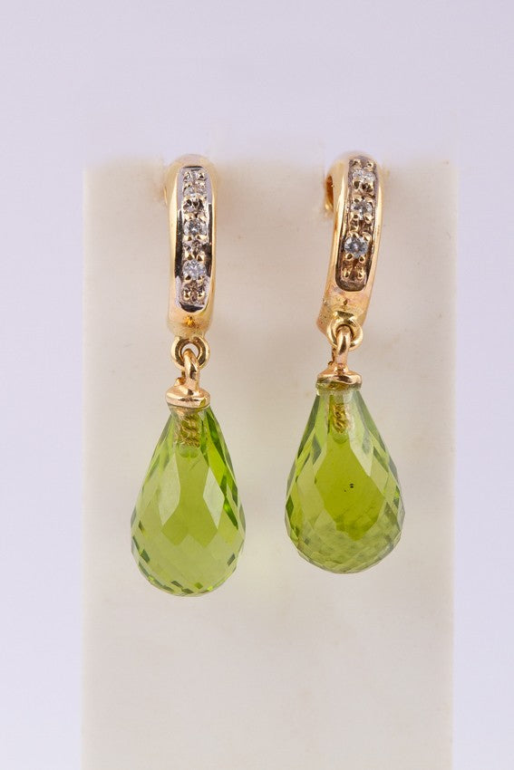 Gouden oorhangers met briolet geslepen peridoot en briljanten