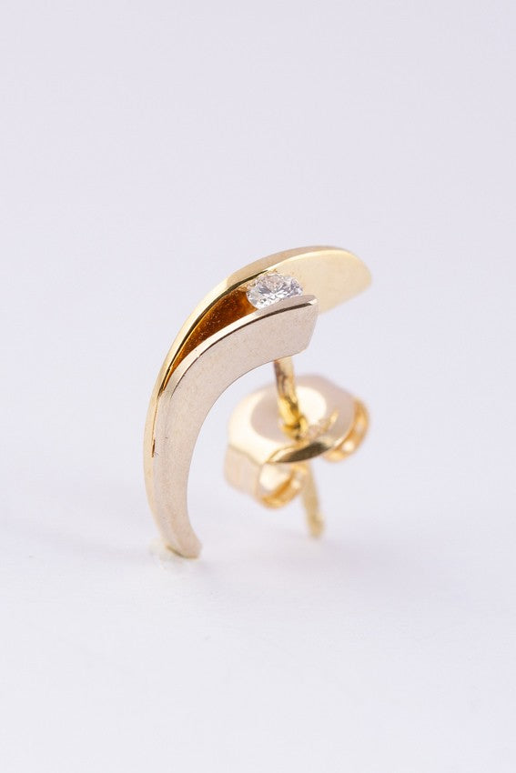 14 krt gouden oorknoppen met in elk een briljant van 0.08 ct totaal ca 0.16 ct