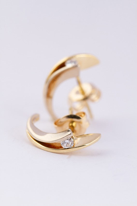 14 krt gouden oorknoppen met in elk een briljant van 0.08 ct totaal ca 0.16 ct