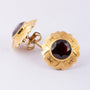 Gouden oorknoppen met granaat.