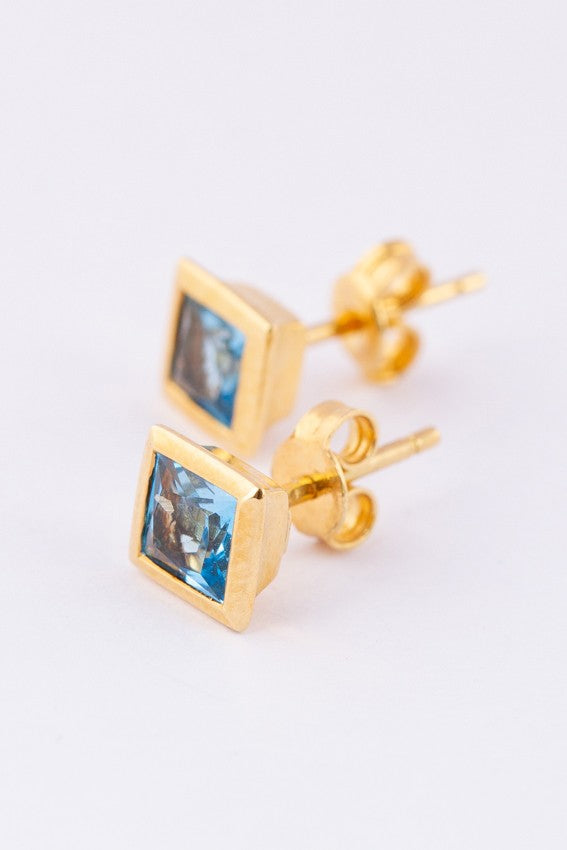 Gouden oorknoppen met topaas