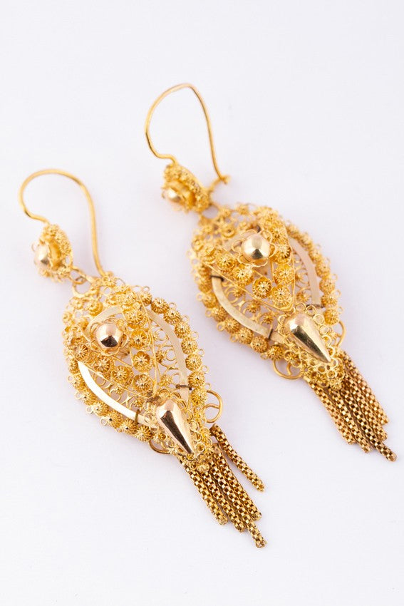 Antieke gouden klederdracht oorhangers.