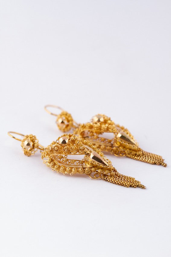 Antieke gouden klederdracht oorhangers.