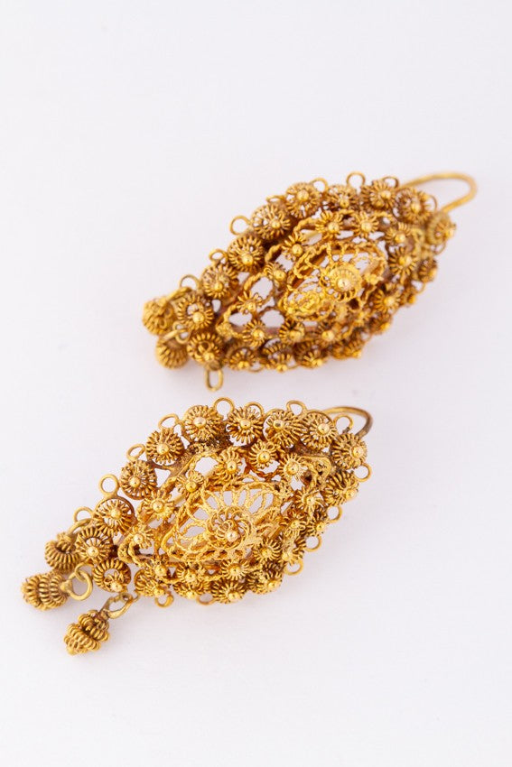 Gouden oorhangers met filigrain
