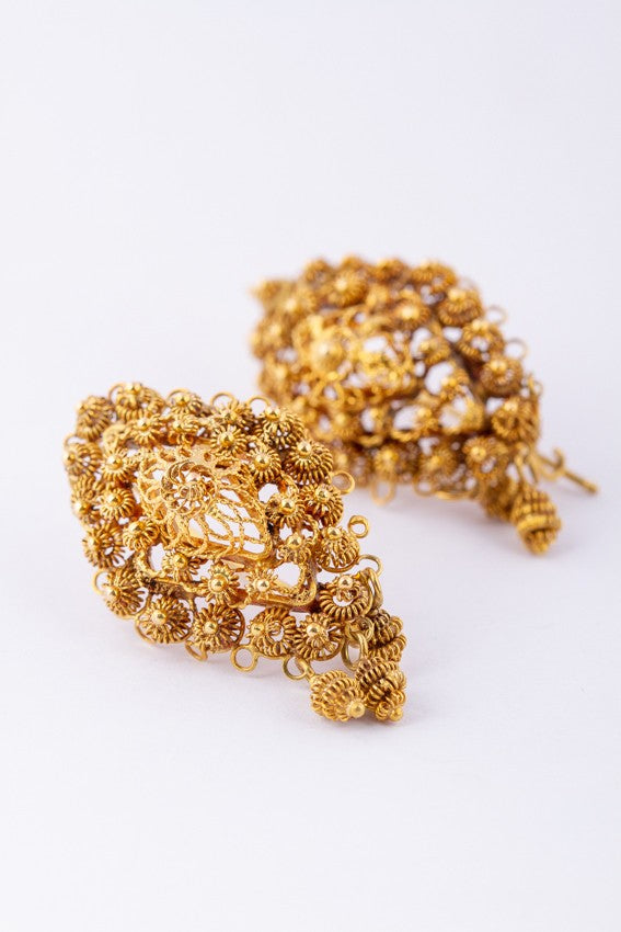 Gold earrings with filigree