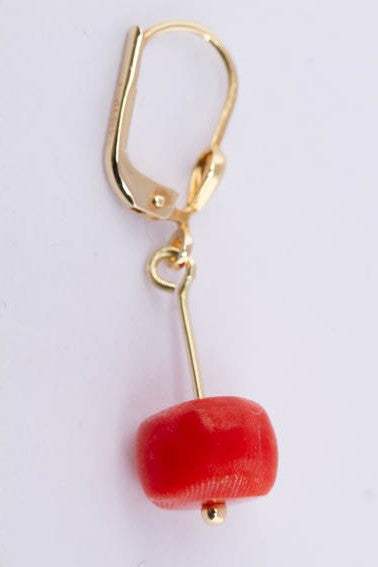 Gouden oorhangers met bloedkoraal