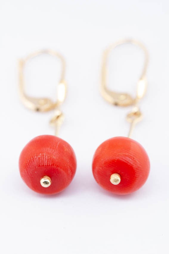 Gouden oorhangers met bloedkoraal
