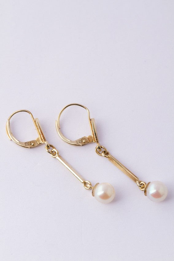 Earrings with a cultured pearl in each one
