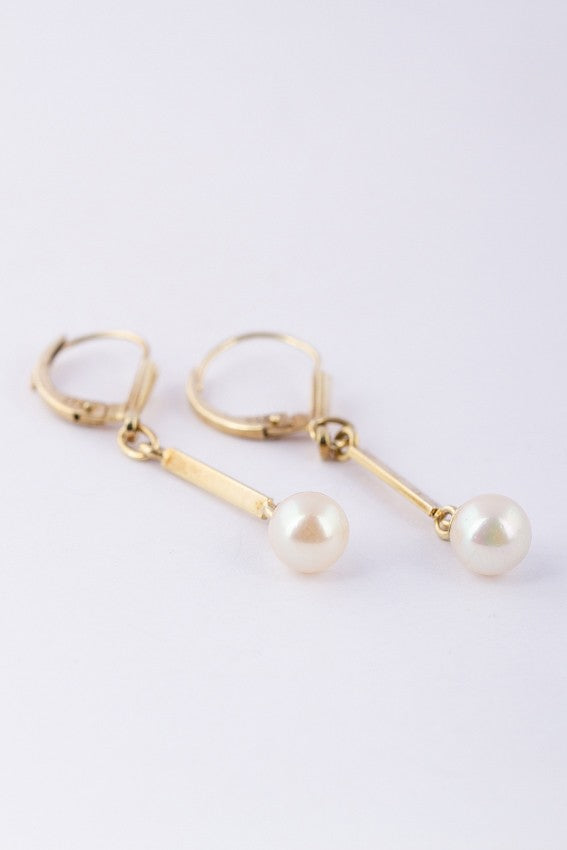 Earrings with a cultured pearl in each one