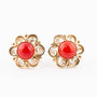 Gouden oorknoppen met filigrain en bloedkoraal