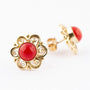 Gouden oorknoppen met filigrain en bloedkoraal