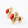Gouden oorknoppen met filigrain en bloedkoraal