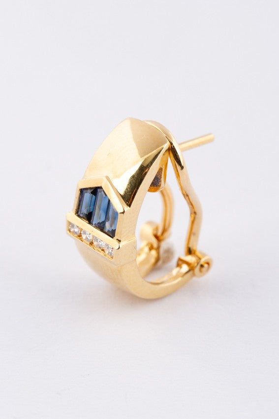 Gouden oorstekers met briljanten en saffieren