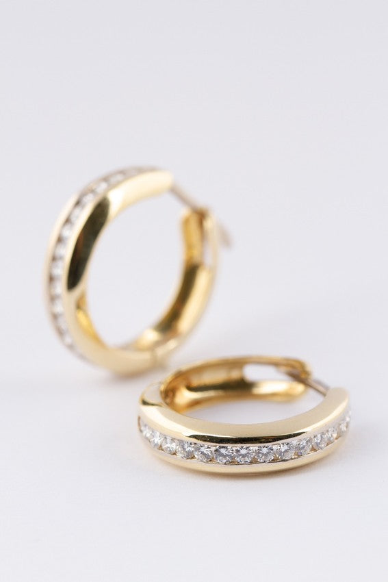 Gold earrings with 16 diamonds each