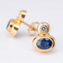 Gouden oorknoppen met in elk een saffier en een briljant