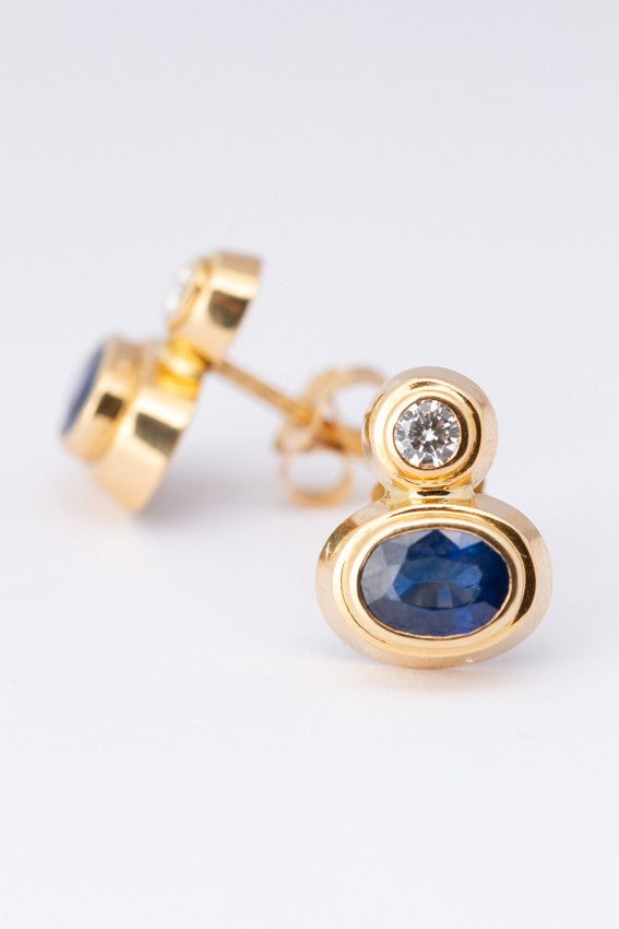 Gouden oorknoppen met in elk een saffier en een briljant