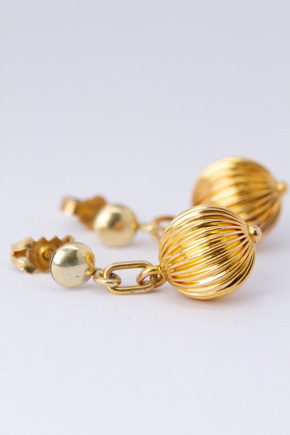 Gouden oorhangers met bol