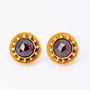 Gouden oorknoppen met in elk een granaat