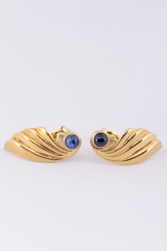 Gold earrings with sapphire
