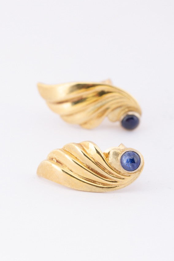 Gold earrings with sapphire