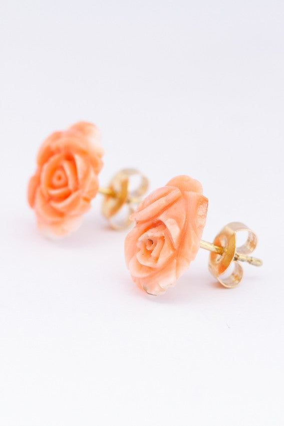 Bloedkoralen oorknoppen aan gouden stekers