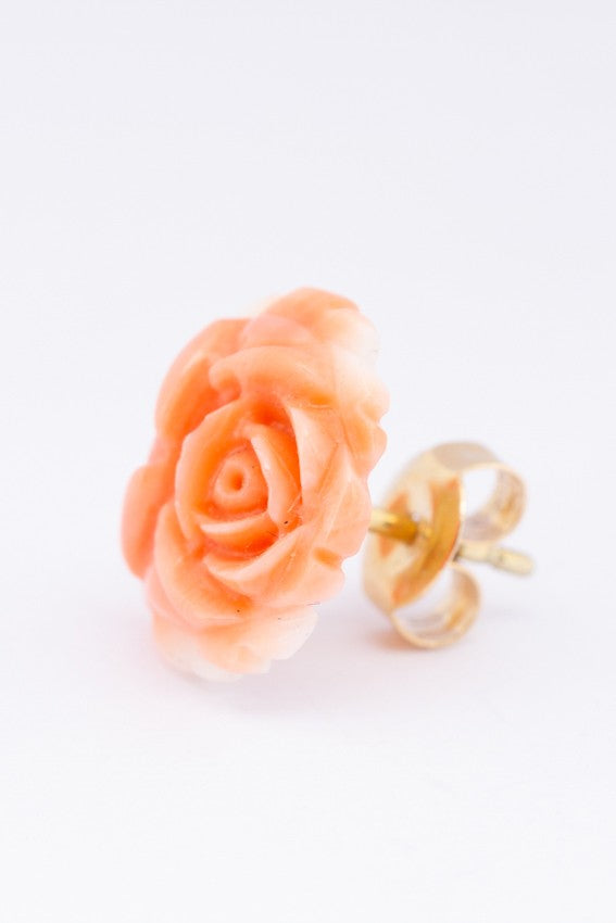 Bloedkoralen oorknoppen aan gouden stekers