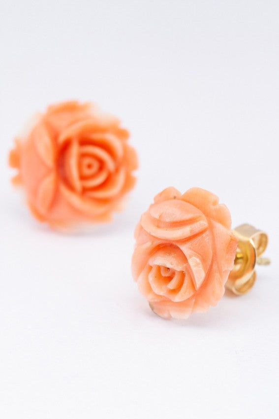 Bloedkoralen oorknoppen aan gouden stekers