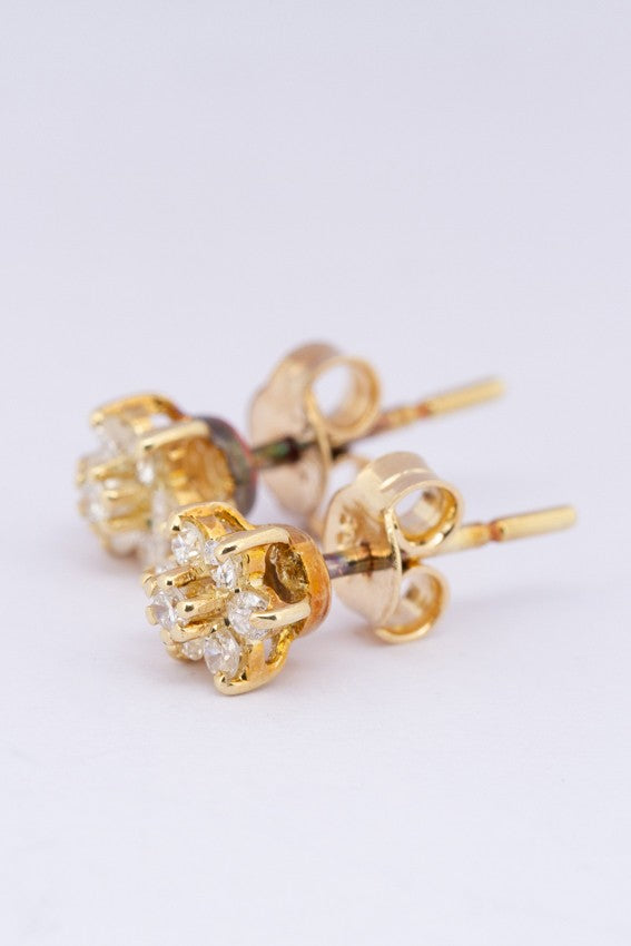 Gouden entourage oorknoppen met briljanten