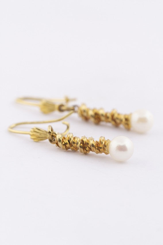 gouden oorhangers met cultivé parel.