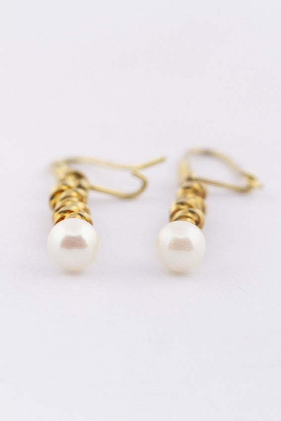 gouden oorhangers met cultivé parel.