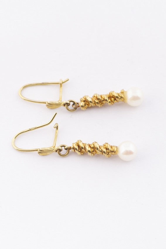 gouden oorhangers met cultivé parel.