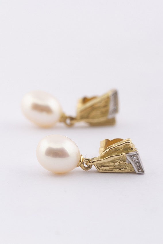 Gouden oorhangers met parel