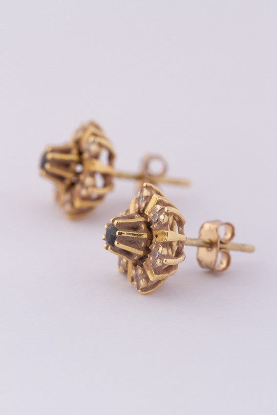 Gouden oorknoppen met saffier en diamanten