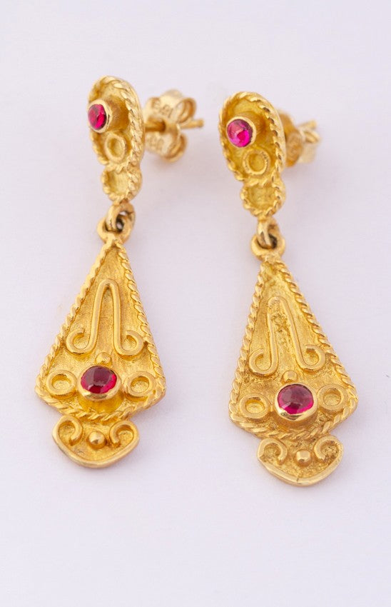 Gouden oorhangers met rode spinel