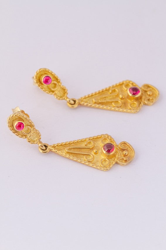 Gouden oorhangers met rode spinel