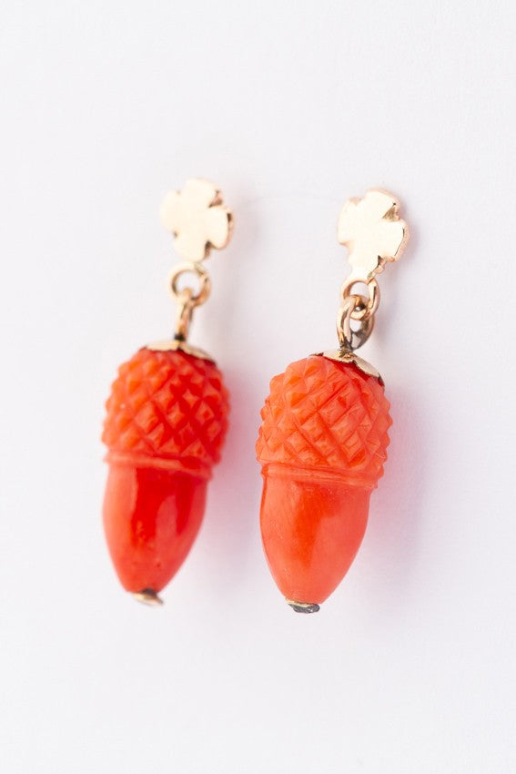 Gouden oorhangers met bloedkoraal