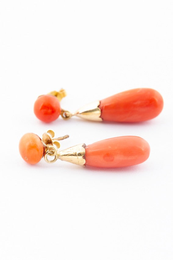 Gouden oorhangers met bloedkoraal