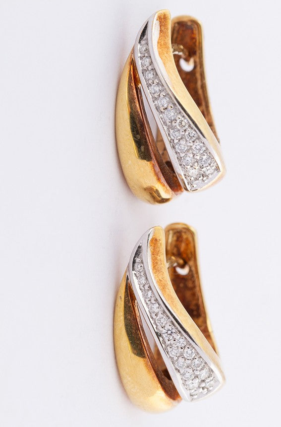 Gold earrings with 16 diamonds each