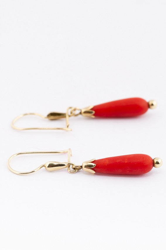 Gouden oorhangers met bloedkoraal
