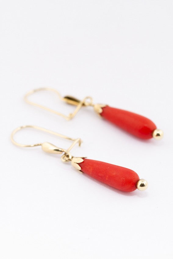 Gouden oorhangers met bloedkoraal
