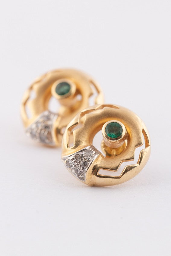 Gouden oorknoppen met smaragd en diamanten