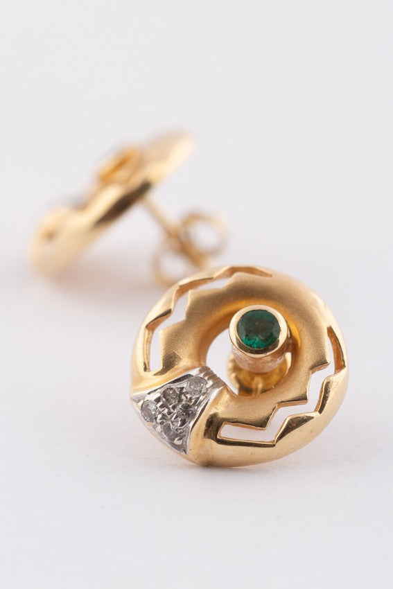Gouden oorknoppen met smaragd en diamanten