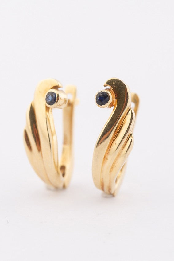 Gold earrings with sapphire